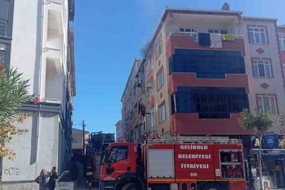 Gelibolu’da bir apartmanın 4’üncü katından çıkan yangın korkuttu