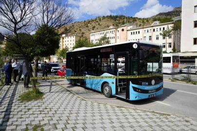 Gümüşhane’de otomobil durakta bekleyen otobüse çarptı: 2 yaralı