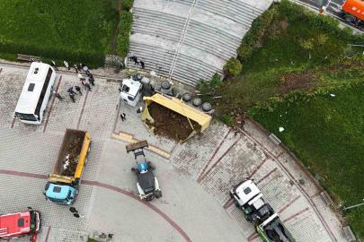 Hasdal yolunda bariyerlere çarpan hafriyat kamyonu, İSKİ önünde iki araca çarpıp otoparka düştü