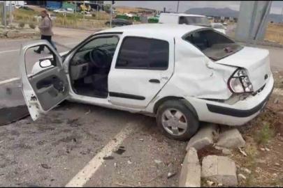 İki otomobil kafa kafaya çarpıştı: 5 yaralı