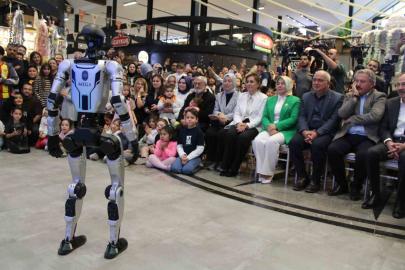 İnsansı robot Mega’ya Kayserililerden yoğun ilgi