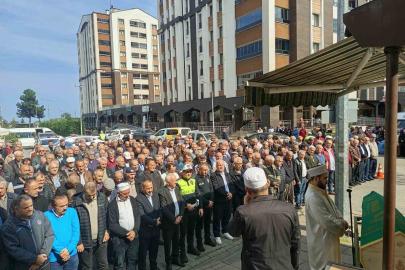 İstanbul’da trafik kazasında ölen genç Trabzon’da son yolculuğuna uğurlandı