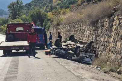 İstinat duvarına çarpan otomobil ters döndü : 3 yaralı