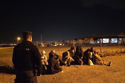 İzmir’de 8’i çocuk 15 düzensiz göçmen yakalandı