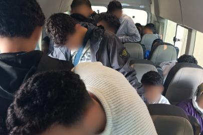 İzmir’de durdurulan araçta 34 düzensiz göçmen yakalandı