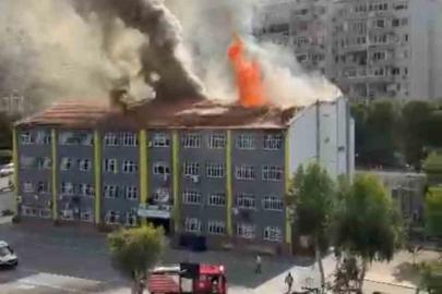 İzmir’de okul çatısında korkutan yangın