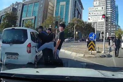 İzmir’de trafikte gerginlik: Gençlerden biri araca tekme attı