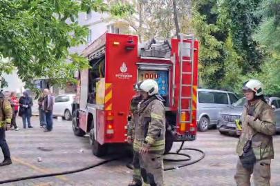 Kadıköy’de 8 katlı binada mahsur kalanları itfaiye ekipleri pencereden kurtardı