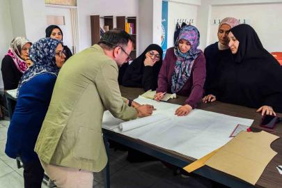 Kadınlar moda tasarımı kursuyla meslek öğreniyor