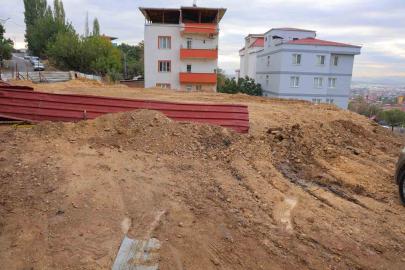 Kahramanmaraş’ta temel kazısında çöken alan ve yol toprakla dolduruldu