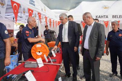 Kahta’da hayat kurtaran buluşma: İtfaiye ekipleri kent meydanında
