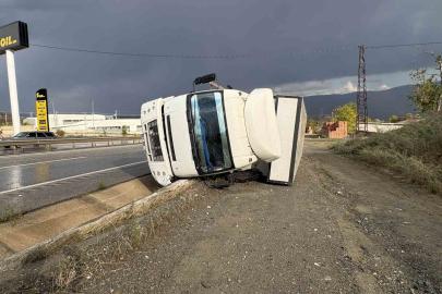 Kastamonu’da devrilen kamyondaki 2 kişi yaralandı