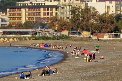 Kastamonu’da vatandaşlar yazdan kalma günün tadını sahilde çıkardı