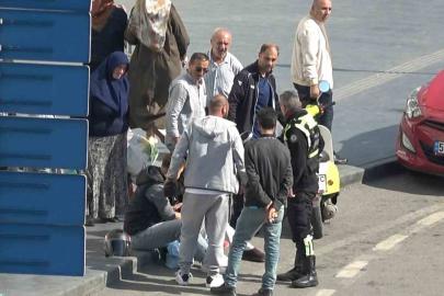 Kavşakta motosiklet devrildi, sürücü ve yolcu yere sürüklendi