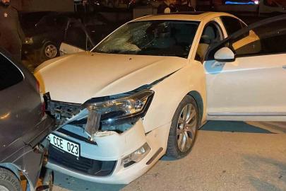 Kavşaktaki kaza kamerada: 2’si ağır 3 kişi yaralandı