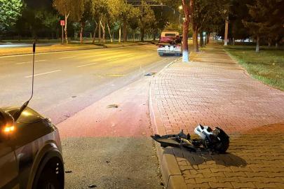 Kayseri’de otomobile ve trafik levhasına çarpan motosiklet sürücüsü 50 metre sürüklendi: 1 ağır yaralı
