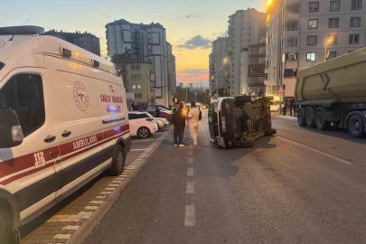 Kaza yapan minibüs park halindeki otomobile çarpıp yan yattı