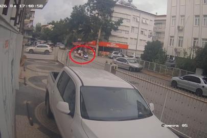 Kazadan 3 saniye önce bebek arabasıyla bölgeden geçen yaya kıl payı kurtuldu