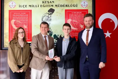 Keşan'da çevre duyarlılığıyla örnek olan liseliye Müdür Kemik’ten plaket