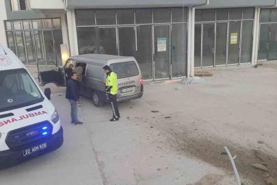 Keşan’da polisten kaçan kamyonet iş yeri duvarına çarptı: 5 yaralı