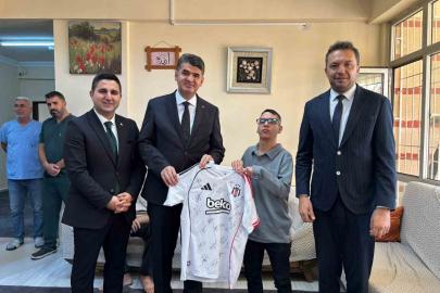 Kilis’te Beşiktaş sevdalısı Metin’e imzalı forma hediye edildi