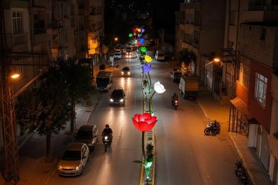 Kilis’te Dereboyu Caddesi yeni aydınlatmalarıyla ışıl ışıl oldu