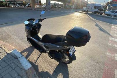 Kırmızı ışıkta duran motosiklete otomobil çarptı: 1 polis yaralandı
