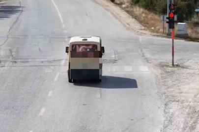Kırmızı ışıkta geçip polisleri görünce yön değiştiren sürücü polis dronundan kaçamadı