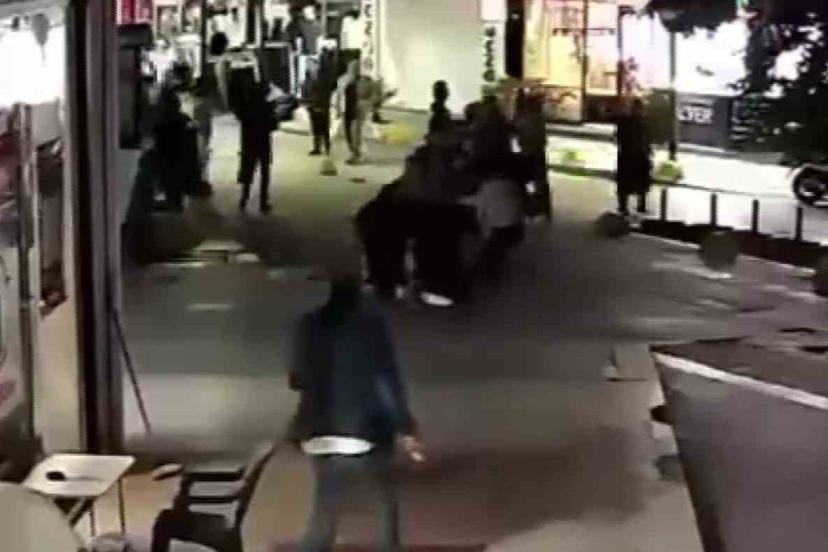Kocaeli’de anne ve kızını cadde ortasında darbettiler