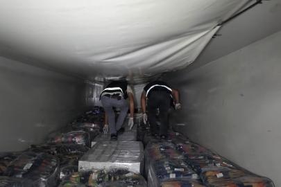 Kocaeli’de durdurulan tırda 95 bin paket elektronik sigara tütünü ele geçirildi