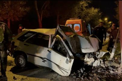 Kontrolden çıkan araç duvara çarptı… Sıkıştığı araçtan böyle kurtarıldı