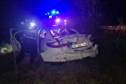 Kontrolden çıkan otomobil araziye uçtu; 4 yaralı