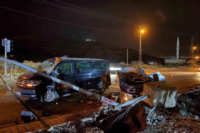 Kontrolden çıkarak takla atan otomobil, ışıkta bekleyen minibüse çarptı: 2 yaralı