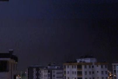 Kozan’da yıldırımın düşme anı kamerada