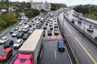 Küçükçekmece’de D-100’e derz kasisi konuldu, yağmurla birlikte trafik durma noktasına geldi
