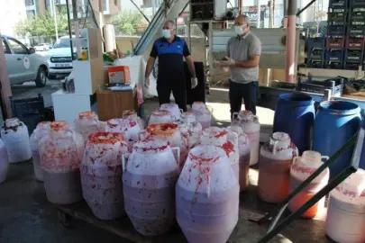 Küflü salçaları satacaklardı! Zabıtadan şok baskın