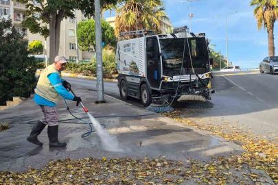 Kuşadası’nda cadde temizliği aralıksız sürüyor