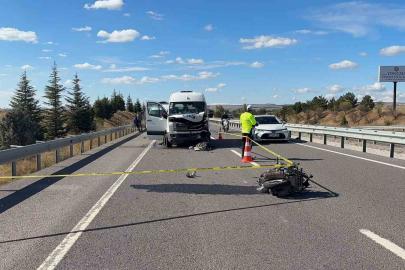 Kütahya’da minibüsle çarpışan genç motosikletli hayatını kaybetti