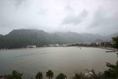 Marmaris’te denizin rengi kahverengiye dönüştü