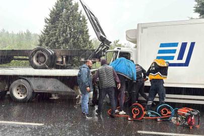 Menteşe’de yağış kazayı beraberinde getirdi, şoför araçta sıkıştı