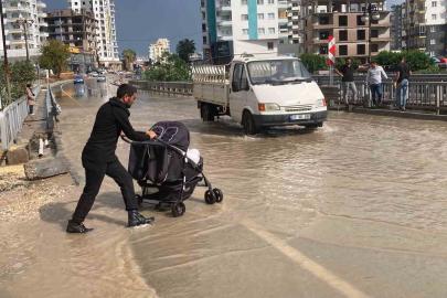 Mersin Erdemli’de sağanak yağış etkili oldu, su birikintileri oluştu