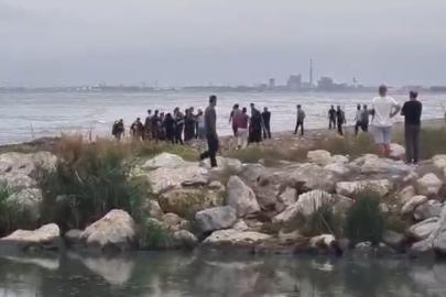 Mersin’de denize giren 3 gençten biri hayatını kaybetti