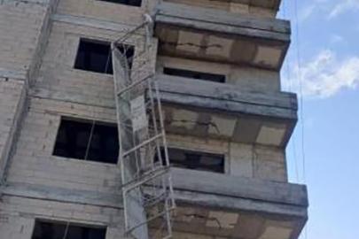 Mersin’de inşaat iskelesinden düşen işçi hayatını kaybetti