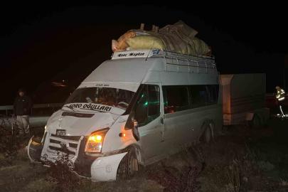 Mevsimlik işçileri taşıyan minibüsle otomobil çarpıştı: 2 yaralı
