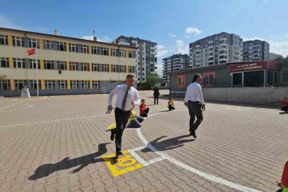 Milli eğitim müdürü "Maaarif’in heyecanını" öğrencilerle beraber yaşadı, oyun oynadı