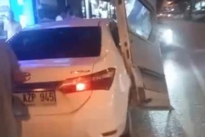 Minibüsün kapısı otomobilde asılı kaldı