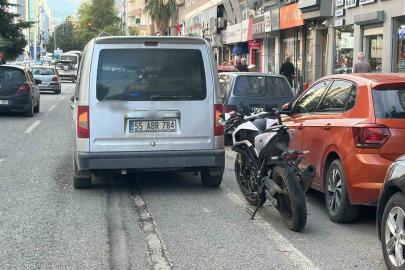 Motosiklet hafif ticari araca çarptı: 2 yaralı