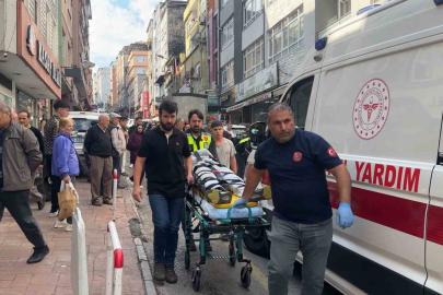Motosikletinden inen kuryeye SUV araç çarptı