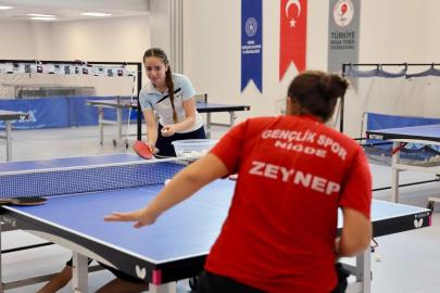 Niğde’de Amatör Spor Haftası’nda masa tenisi heyecanı