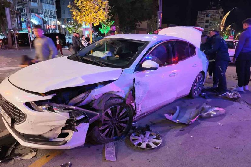 Niğde’de iki otomobil çarpıştı: 1 yaralı